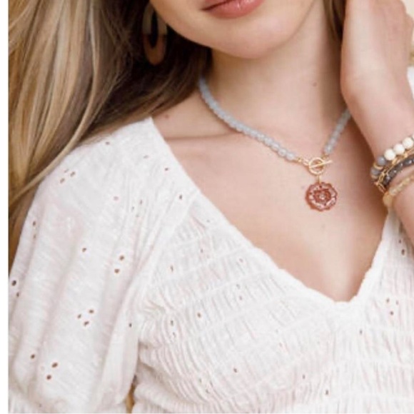 Francesca’s Vneck rouched blouse - Picture 3 of 9